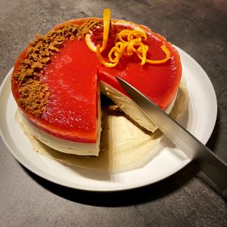 Panna cotta taart met bloedsinaasappel en bastognekoekjes