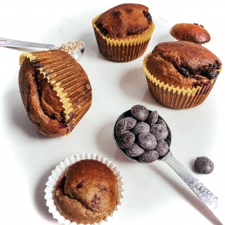Gezonde muffins met frambozen en chocolade